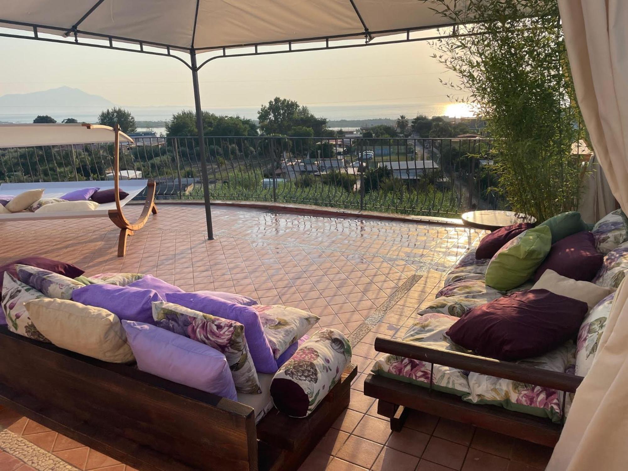 Domus Parva - Villa Con Bio-Piscina, Spa Privata E Appartamenti Panoramici Баколі Екстер'єр фото